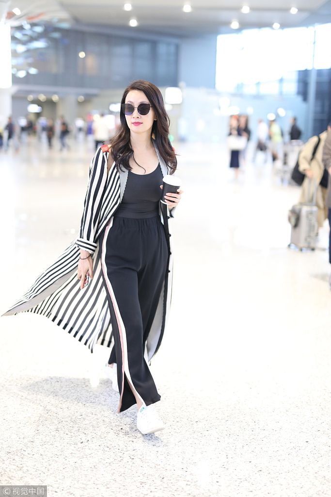 陶虹穿条纹长褂走路带风霸气十足 举咖啡迈步悠闲赶路笑意盈盈