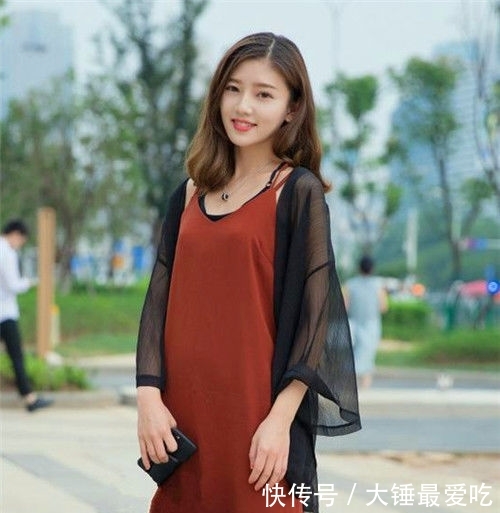  『蓝色』街拍：美女蓝色吊带长裙，长发飘飘，气质高雅