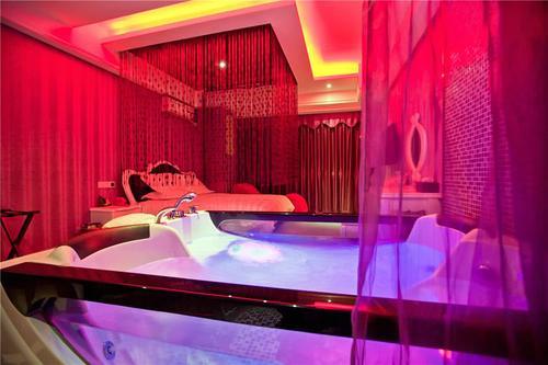 外出旅游住酒店时,尽量不要选择情侣套房,存在极大的安全隐患!