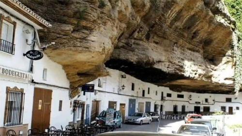 世界上最“奇特”的小镇：压在巨石下600多年，下雨也不用打伞