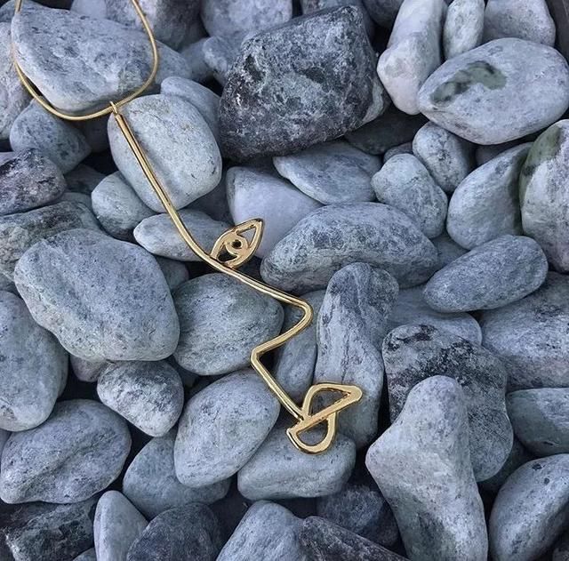 有一种“极简主义”，把女人的身体戴在耳朵上