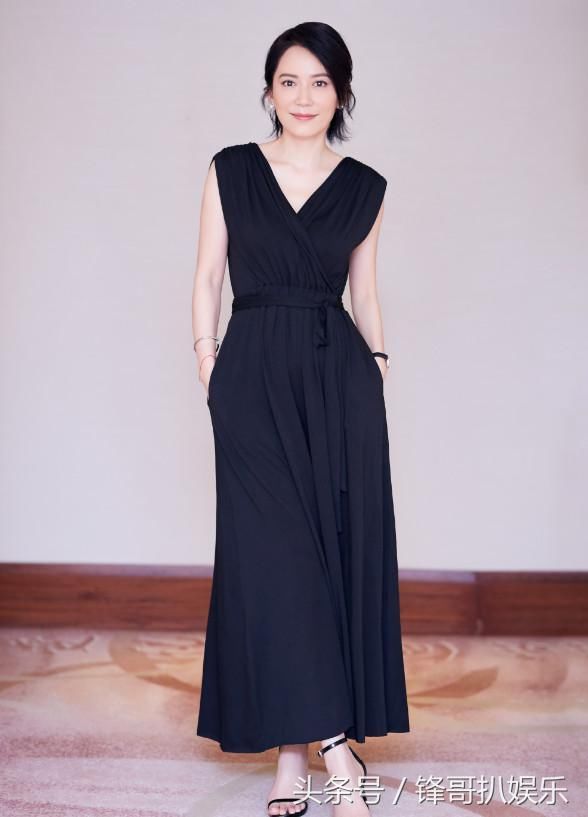 俞飞鸿短发亮相很清纯，但虚胖的手臂出戏了，女神也老了！