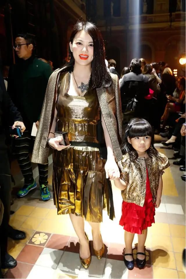 「 金色」穿金色亮片连衣裙凹凸有致，略显微胖但很有贵妇范，李湘身材有料