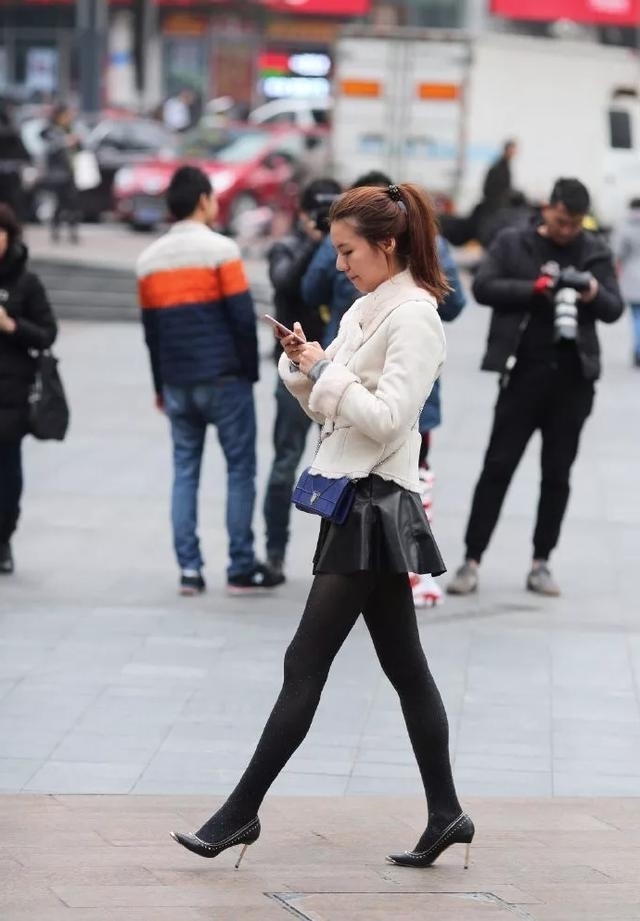 气质|路人街拍,靓女黑色的短裙搭配黑色的丝袜,充满着女人味