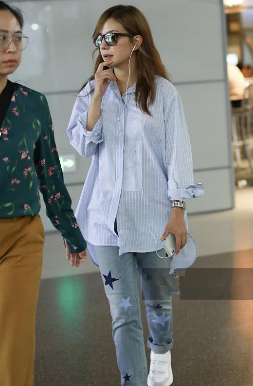 赵薇减肥用力过猛！紧身仔裤完全撑不起来，网友：简直换了一个人