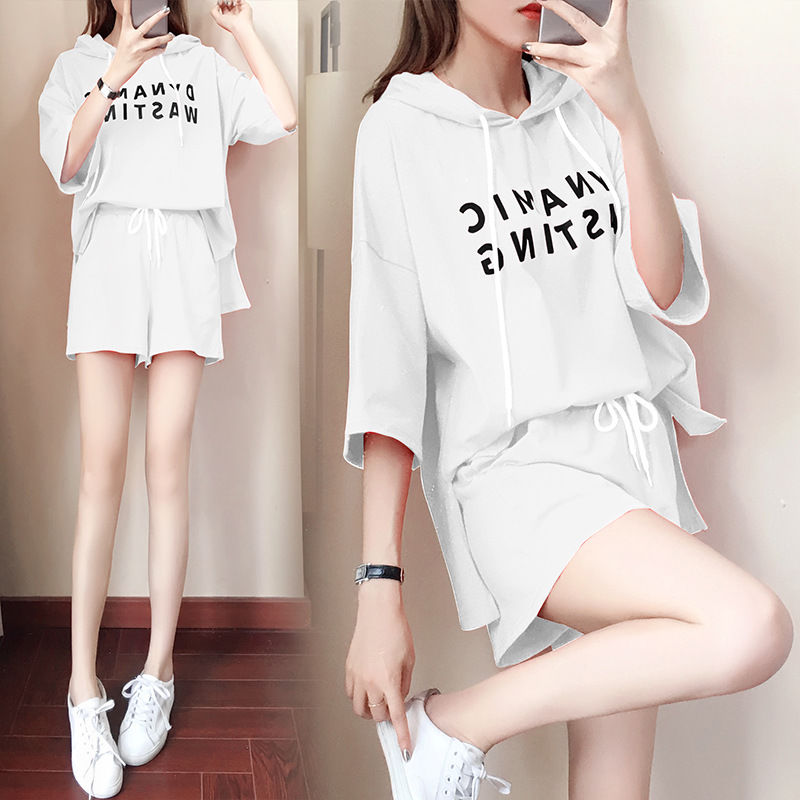 媳妇个子矮，从不穿长裙，只因穿这短裤套装，清凉性感魅力四射