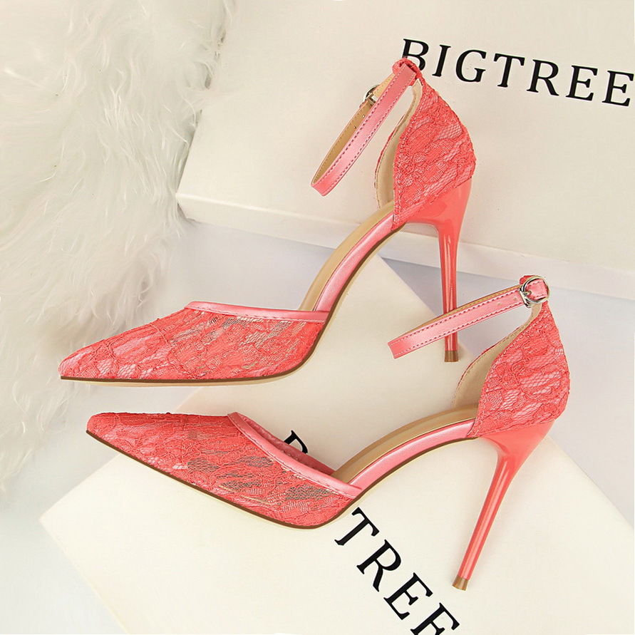 穿这样的高跟凉鞋,女人味十足,特别能把你的性感展现出来