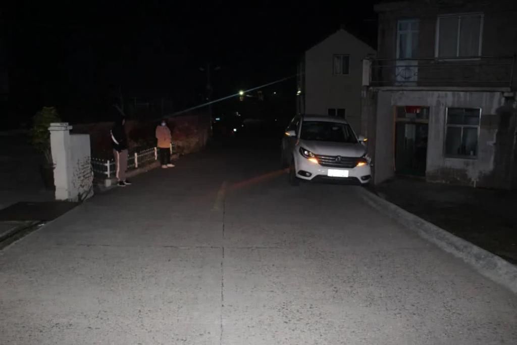 路边|温岭一轿车撞上路边民房,3人被拘留?怎么回事......