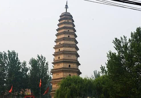 这座塔倾斜角度超13度，堪称中国第一斜塔，地雷炮弹都炸不倒！