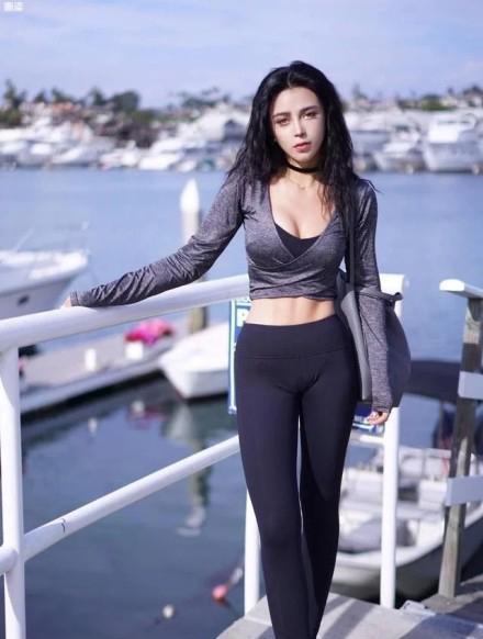 街拍：紧身裤美女简单的装扮，衬托出女神的魅力