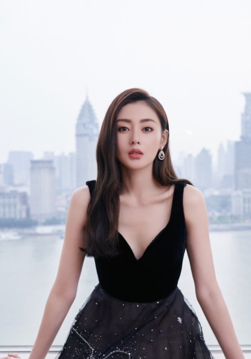 张天爱出席活动，身着Dennis Basso黑色礼服，搭配Jimmy-Choo鞋子