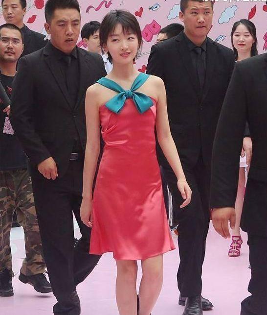 88斤周冬雨穿抹胸连衣裙，当看到她的胸时，网友：果断放弃减肥