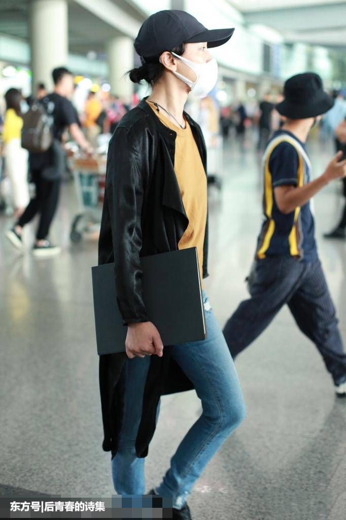 周迅走机场，不化妆就算了，还穿了条旧裤子，网友：我妈都不会穿