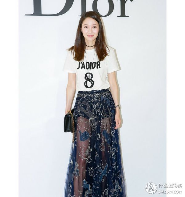 T恤plus过膝裙，开挂的夏天有它们就够了