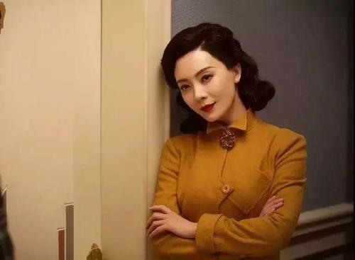 41岁陈数一袭靓丽打扮亮相，牵手儿子如姐弟！完全看不出年龄差啊