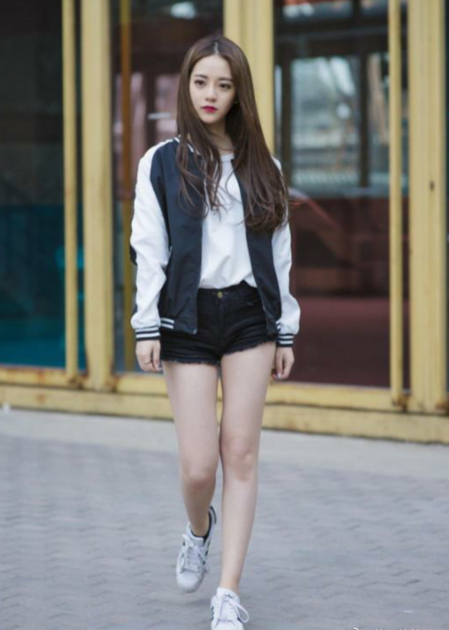 街拍：天热小姐姐们还穿紧身，个个都展现自己的“实力”!