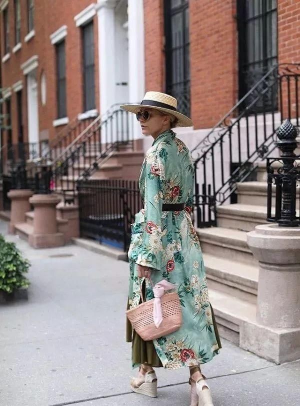 今年最流行的连衣裙穿法，就是加条腰带?