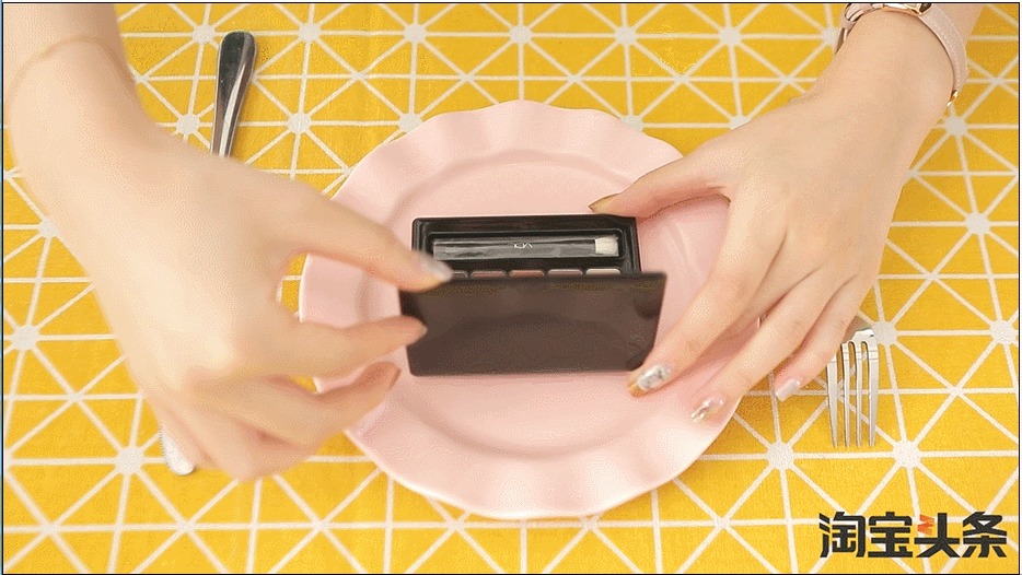 夏天吃的清淡，妆容也要画的清凉！