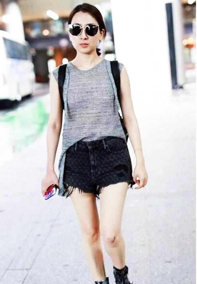 马苏真大胆,短裤穿成一个“三角形”,网友:“黑森林”都要露了