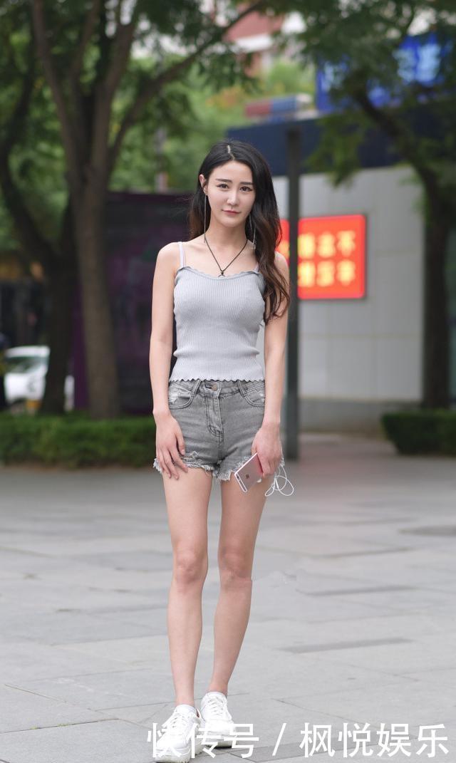 『个性』路人街拍,小姐姐染了一个绿色的头发,真是有个性