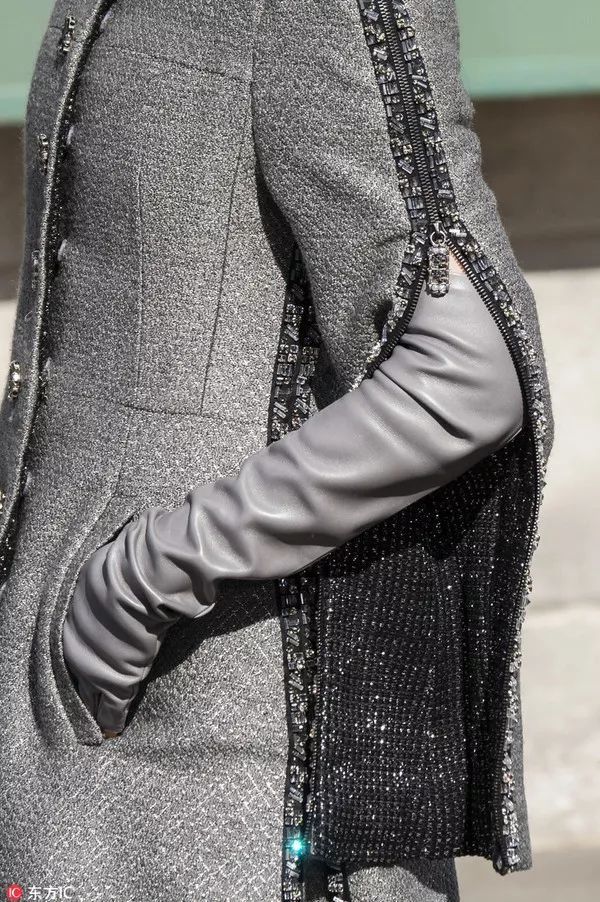 我们在巴黎大皇宫变的书报亭里问了周迅和刘雯一些小秘密……