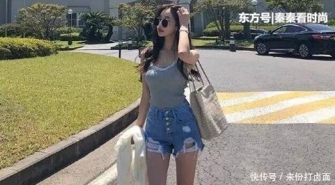 个性@时尚达人：个性独特的紧身牛仔裤小姐姐，充满自信的魅力！