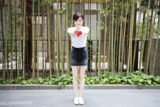 古力娜扎街头清纯出镜，服饰打扮让人心动，网友：想娶回家