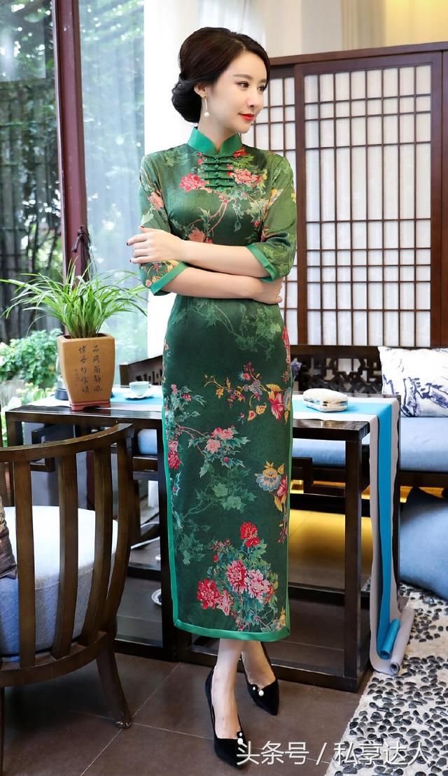 轻盈飘逸的长款香云纱旗袍裙，更有妩媚风情，更显优雅气质