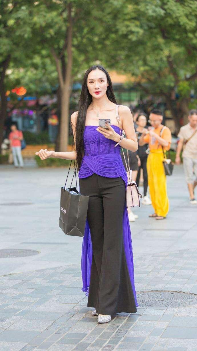 街拍：身材丰满的小姐姐，黑色紧身T恤上衣让好身材完美展现！