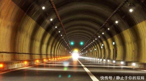  高速@高速隧道内禁止超车，但前车太慢怎么办？老司机给出了超车