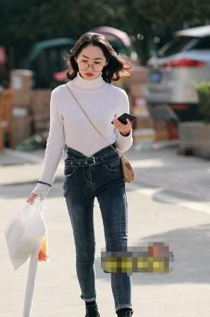  「减龄」路人街拍，小姐姐这身搭配减龄又时尚，看起来很好看