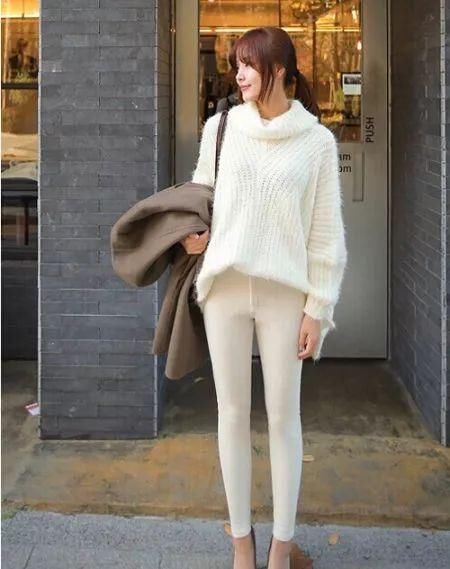 身材好的人，穿紧身牛仔裤，吸引众多人的目光