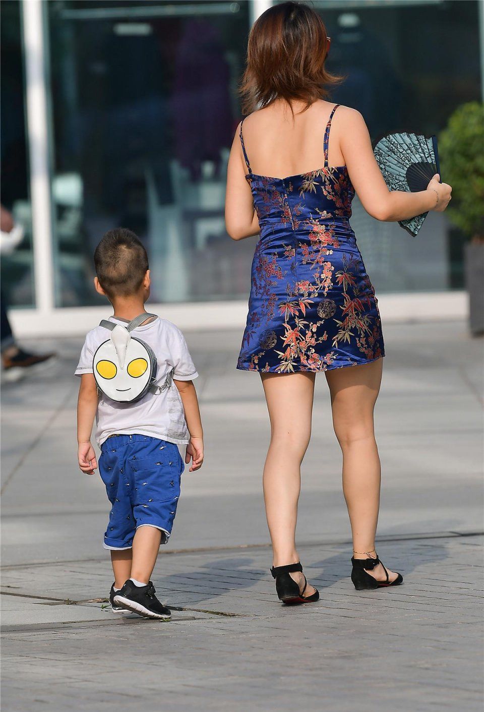 街拍:一儿一女一枝花，时尚漂亮小辣妈