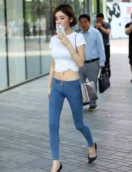 街拍，美女身材丰满，穿着修身，很有女人味