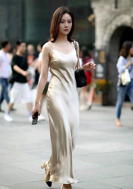 「个性」街拍:爱逛街的美女,无论成熟还是清新,都彰显出美丽与个性