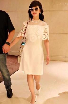 赵雅芝牛掰！居然穿这么大胆的短裙走机场？白娘子的好感全败光了