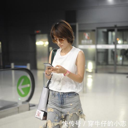 马伊琍又穿破洞裤走机场,这回还在外面套裙子,潮得不行啊