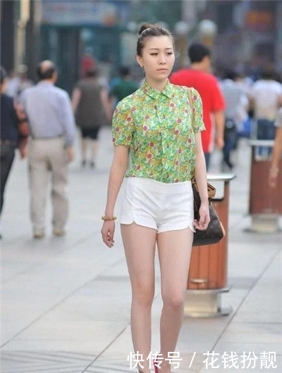 「 身穿」秀出纤细长腿，媚而不俗，街拍：小美女身穿白色吊带配短裤