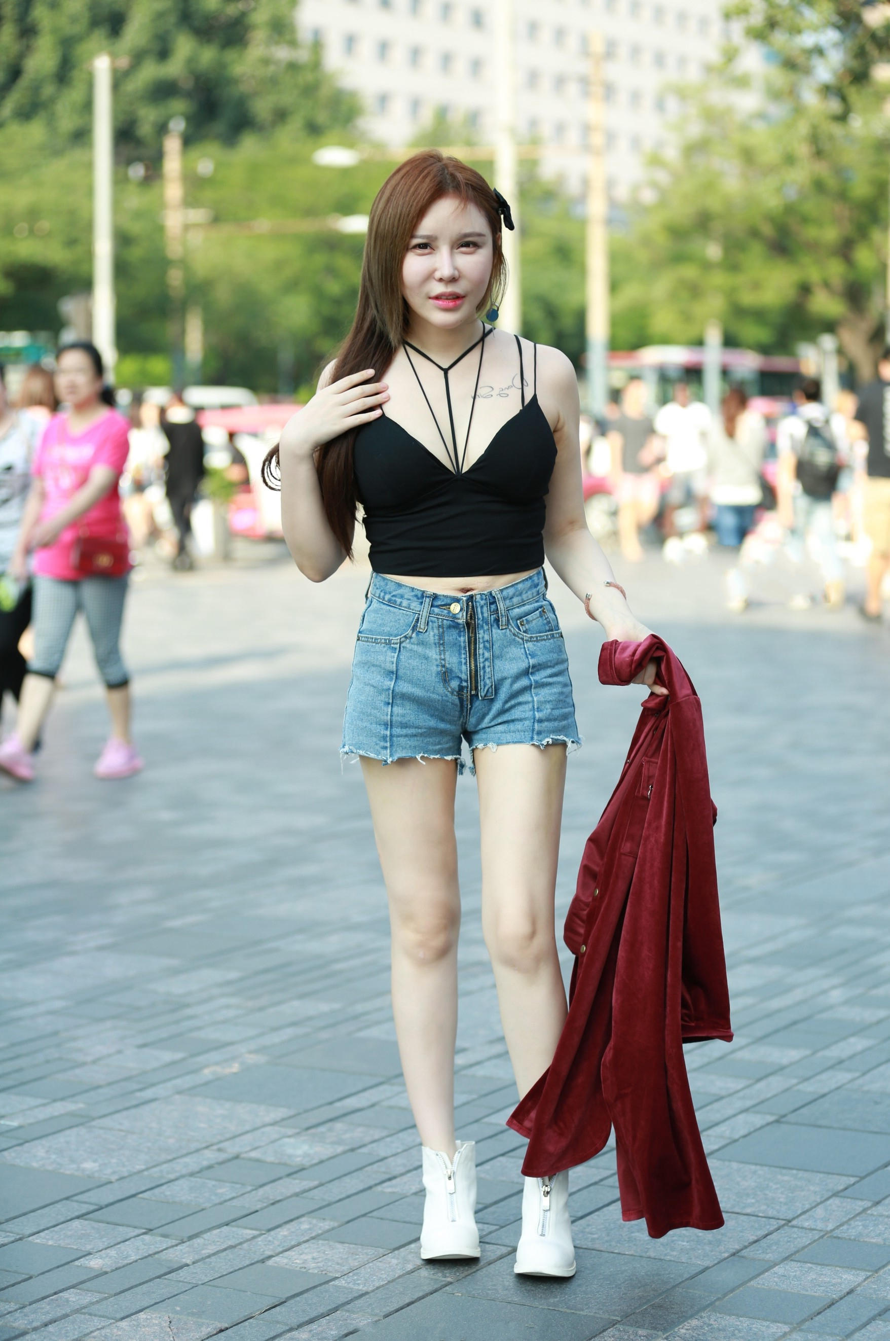 甜美的小姐姐无论身怎么穿搭，甜美的颜值总是那么的讨喜