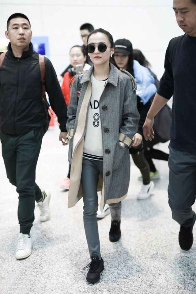 张韶涵大热天穿好几层，挎4000块塑料袋现身，网友:啥也不敢装吧