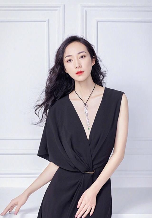 韩雪的拍照姿势，第一张端庄大方，最后一张是梦中的女神