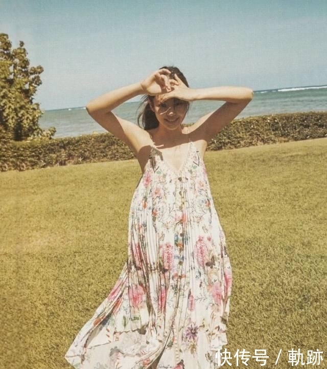 『花朵』2020开春 流行穿“开满花”的裙子,谁穿谁美!