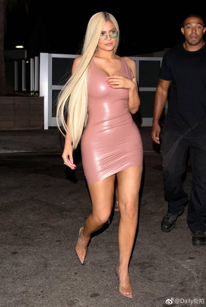 金小妹，粉色裹身皮裙rock起来！