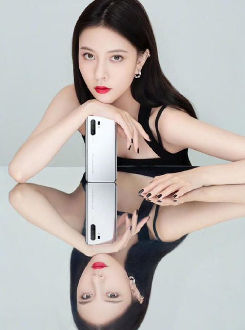  『率性』她是女星穿搭范本，今穿黑色背心加阔腿裤，率性的小性感