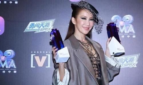  『内搭』天后李玟真放得开，穿西装直接敞开露出镂空衫，性感身材赚足眼球