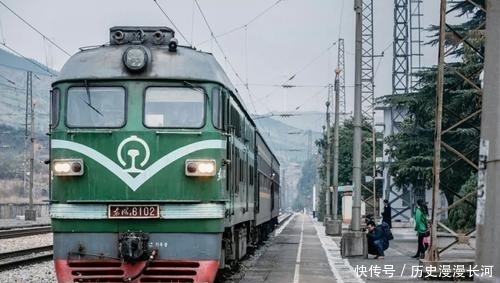 国内最绕的火车，坐一趟花费50个小时，几乎绕了半个中国