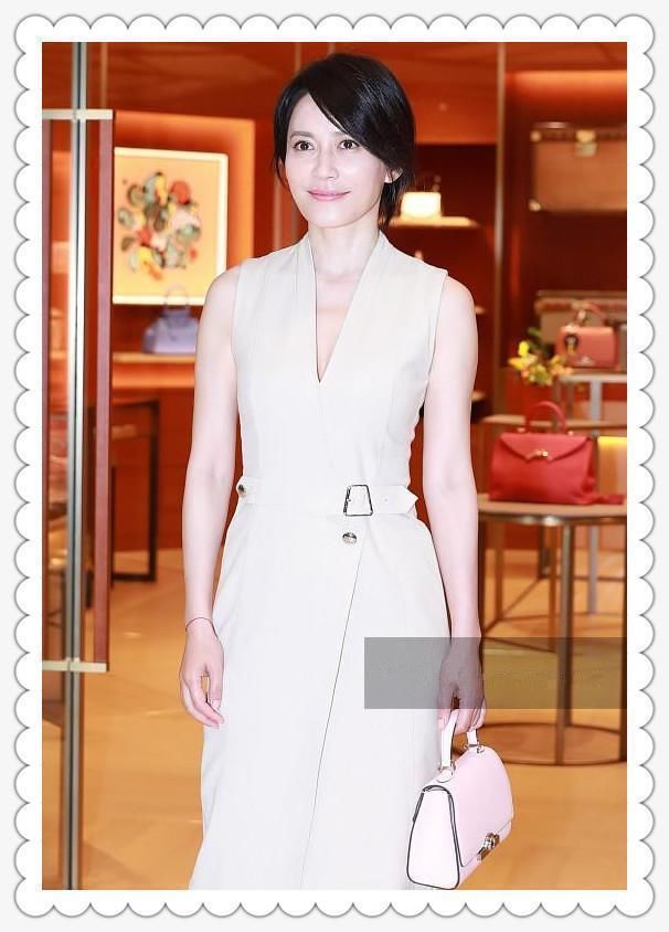 当俞飞鸿和高圆圆同穿深V裙的那一刻，我才知道什么叫气质如兰!