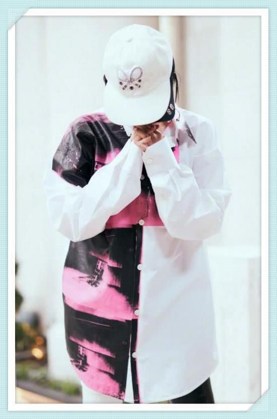 许晴脚踩“阴阳鞋”亮瞎你，下衣失踪像少女，网友:欣赏不来!