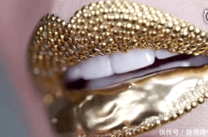 女子将嘴唇镶满“黄金”，这嘴虽然值钱，但是还真下不去嘴
