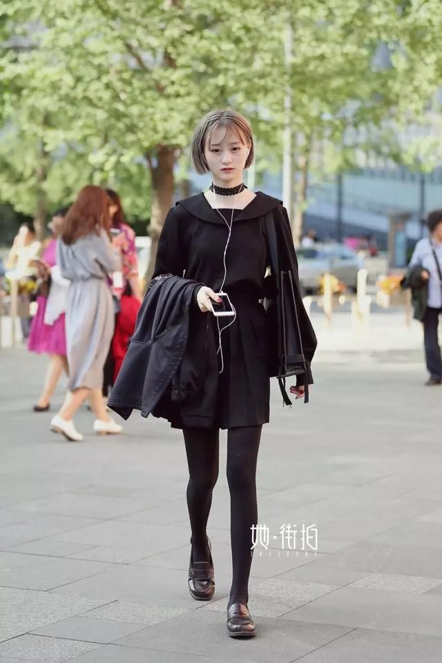 街拍:小黑裙这么穿最时髦!